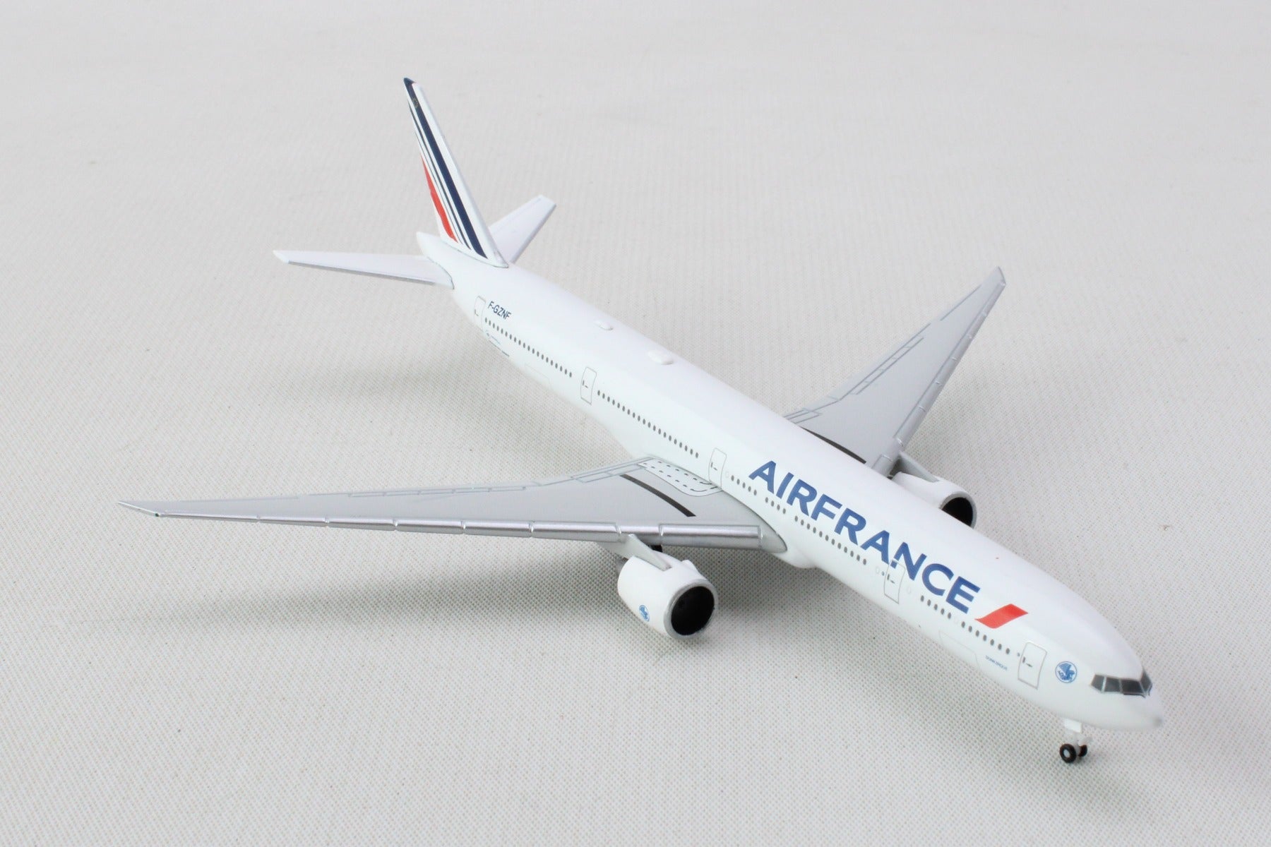 Amazon.com: herpa Air France Boeing 777-300ER Miniature 1