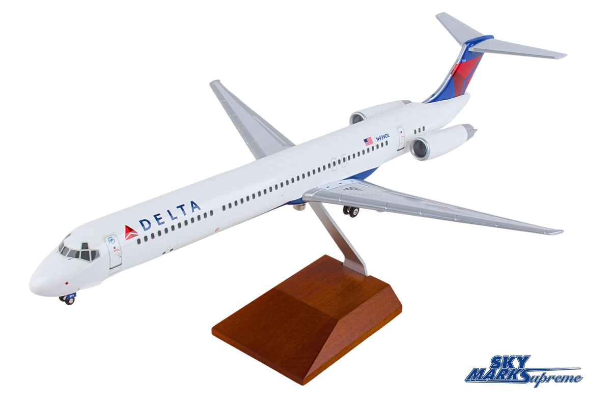 SKYMARKS DELTA MD-80 1/100 W/WOOD STAND & GEAR