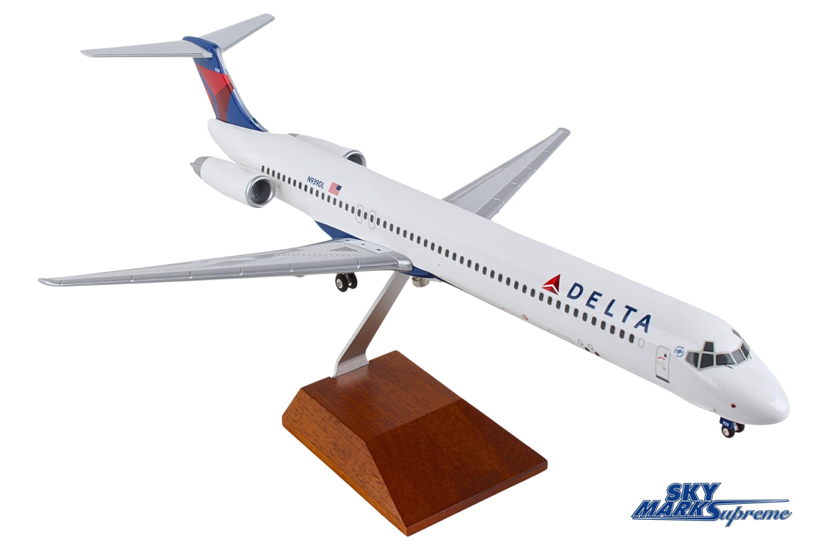 SKYMARKS DELTA MD-80 1/100 W/WOOD STAND & GEAR