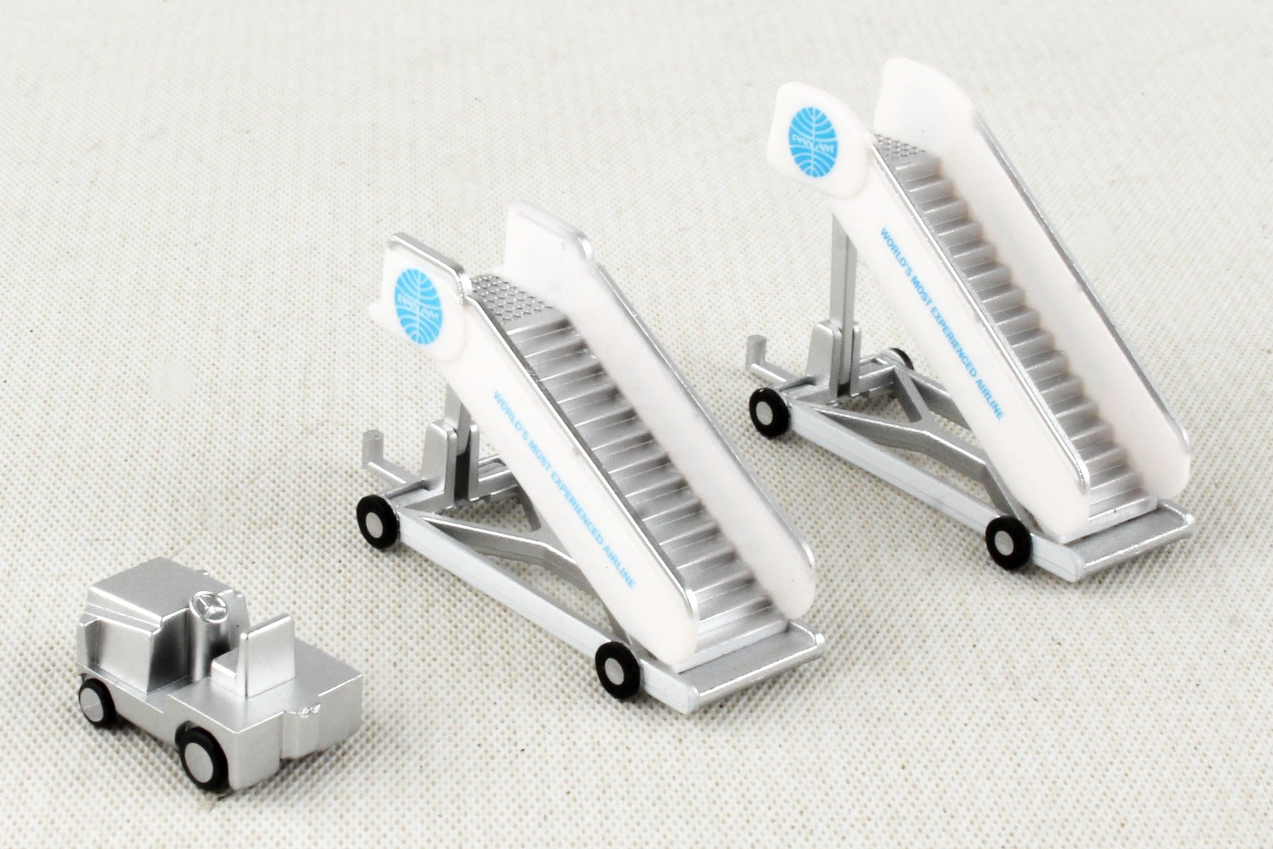 HERPA PAN AM HISTORIC PASSENGER STAIRS(2) W/TRACTOR (1)1/200