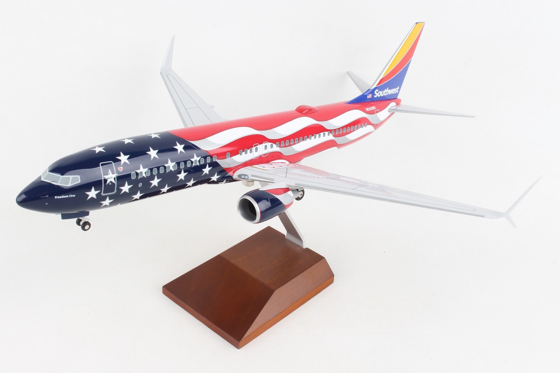 SKYMARKS SOUTHWEST 737-800 1/100 FREEDOM ONE W/WOOD STAND&GE