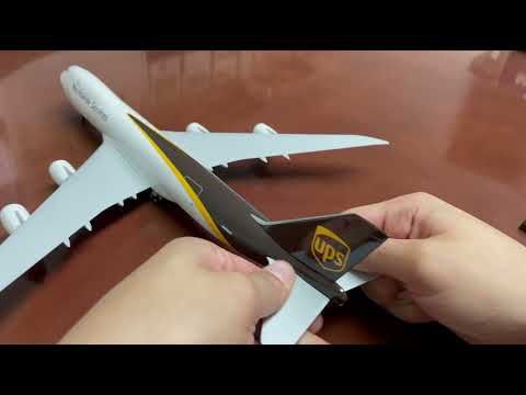 SKYMARKS UPS 747-8F 1/200 W/GEAR