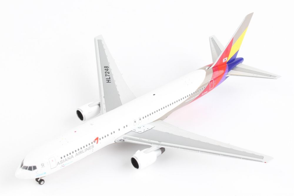 Boeing 767-300ER Asiana Scale 1:200 