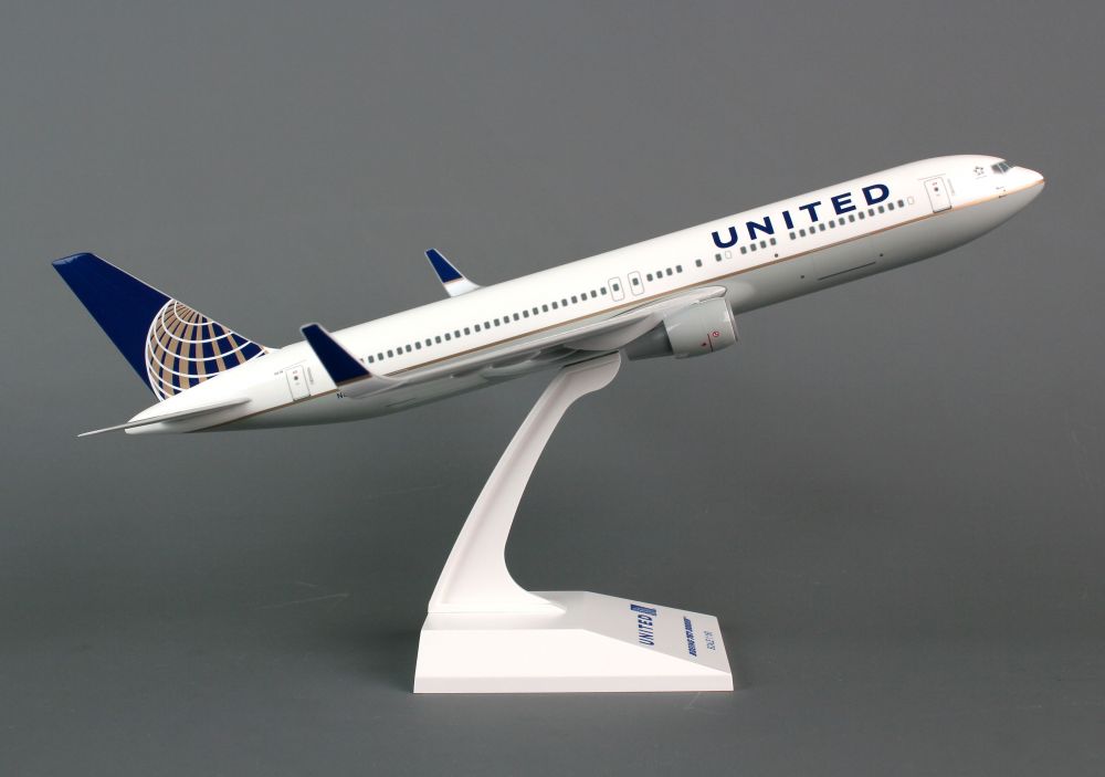Skymarks SKR626 United Airlines Boeing 767-300ER Desk Top Model 1/150 Airplane 