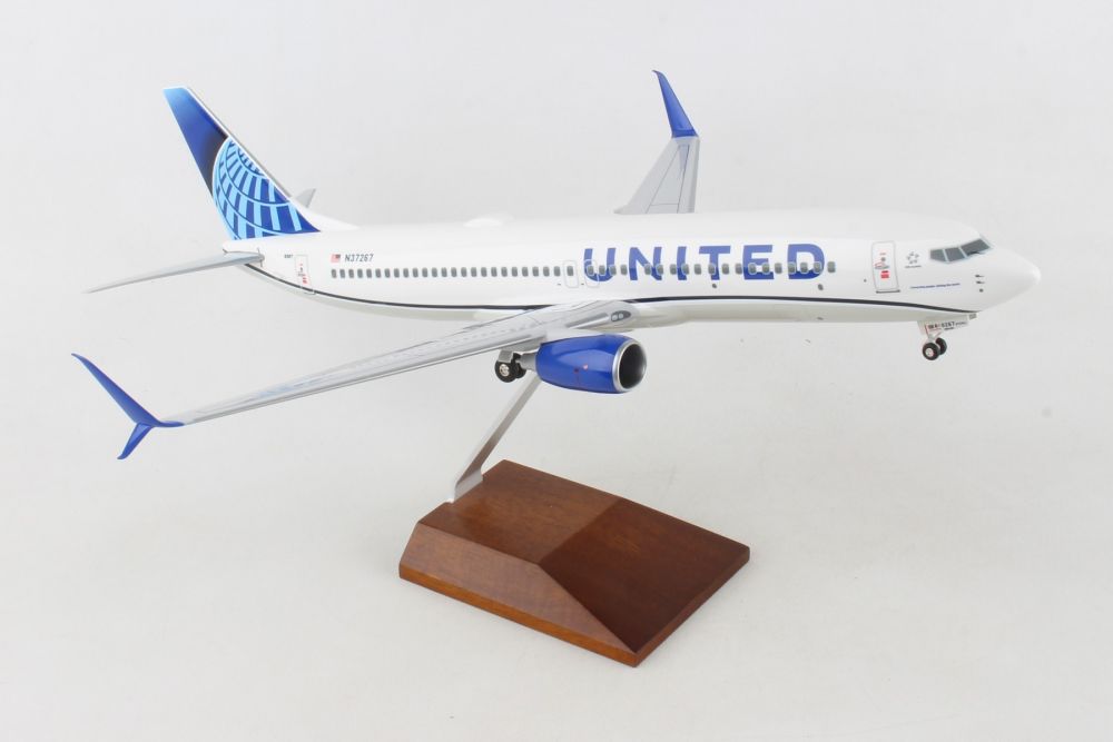 Skymarks SKR8231 United Airlines Boeing 737-8 Desk Display 1/100 Model Airplane
